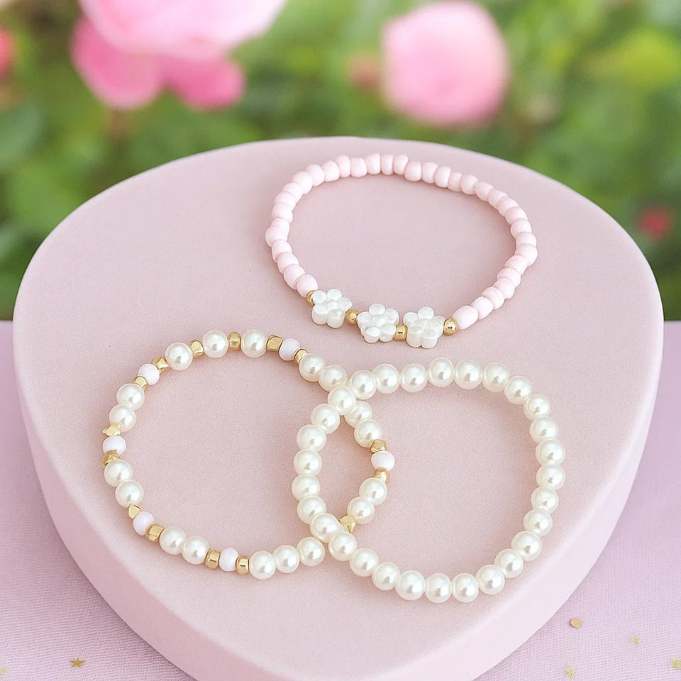 un ensemble de 3 bracelets perles blanches et rosés. Un bracelet comporte des fleurs de sakura. L'ensemble est poétique, romantique et bohème.