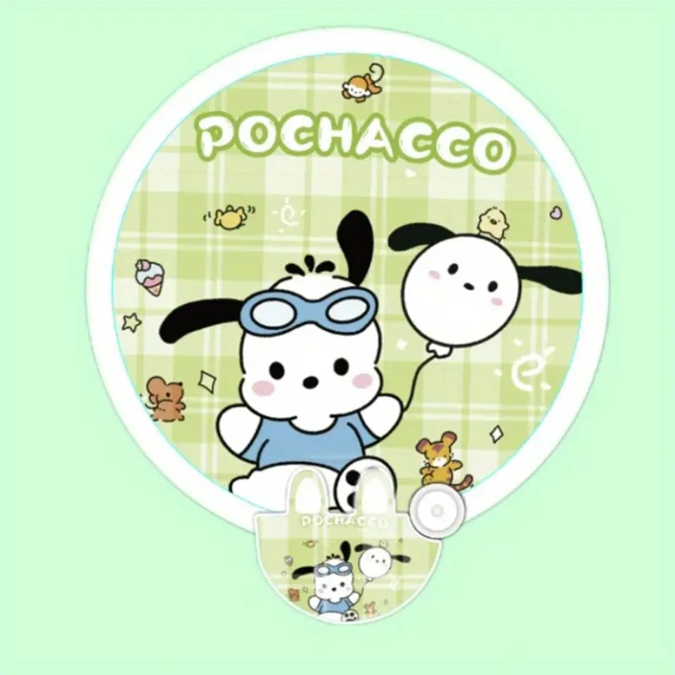 un éventail de poche pliable au design de l'adorable Pochacco. Un accessoire utile et pratique à utiliser lors des journées chaudes