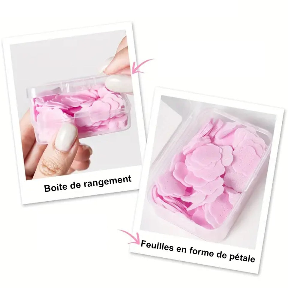 une petite boite contenant des feuilles de savon en forme de fleurs de sakura. Parfumé au sakura, elles sont pratiques pour se laver les mains dans les endroits où il n'y a pas de savon.