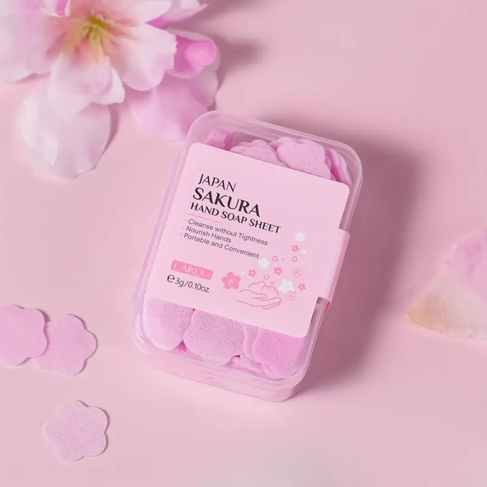 une petite boite contenant des feuilles de savon en forme de fleurs de sakura. Parfumé au sakura, elles sont pratiques pour se laver les mains dans les endroits où il n'y a pas de savon.