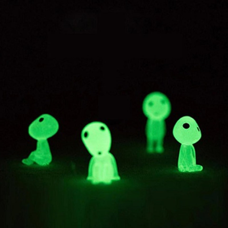 D'adorables figurines Kodama, ces petits esprits de la forêt tirés du film Princesse Mononoké. Ils sont phosphorescents et adorables avec leurs grands yeux bleus expressifs.