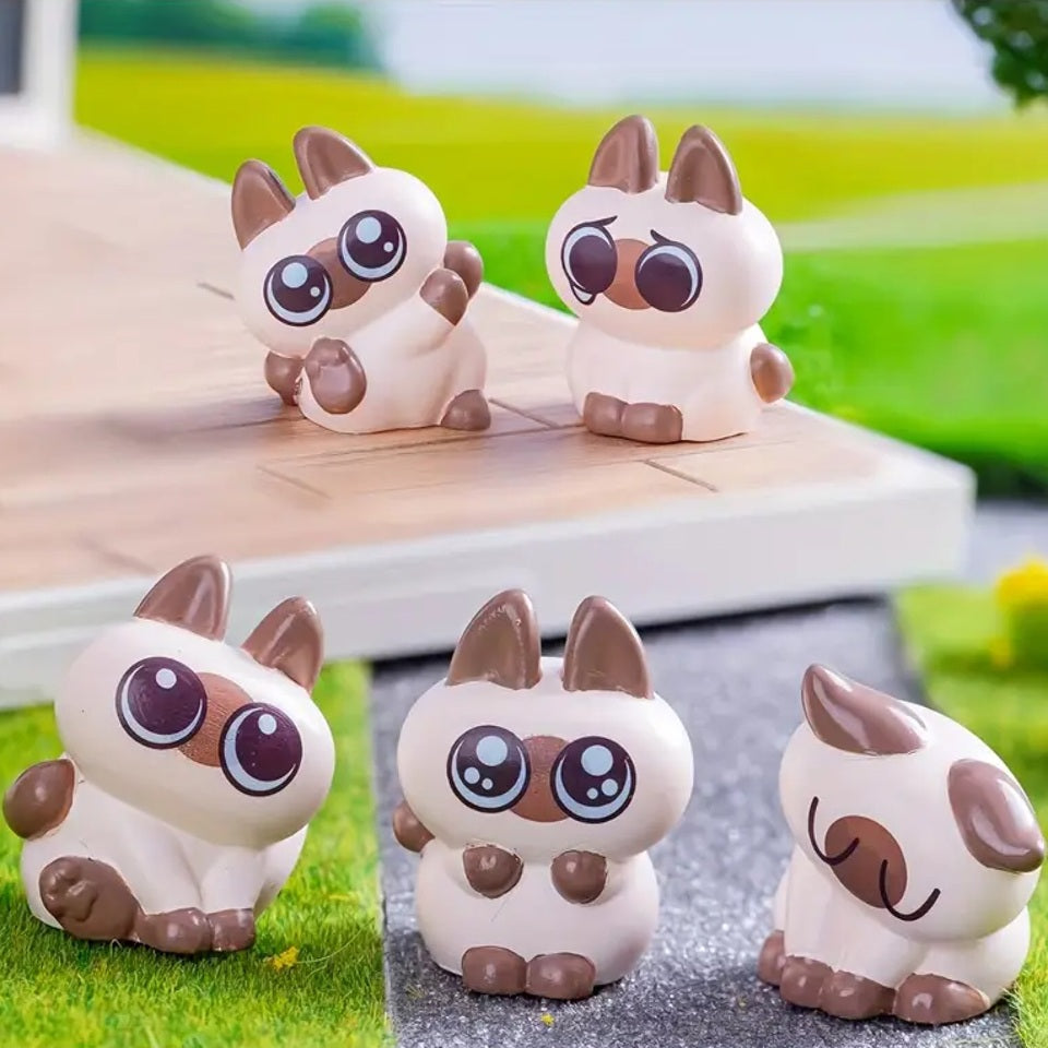 des petites figurines en forme de chat siamois hyper mignon dans différentes poses et expressions. Des miniatures à collectionner !