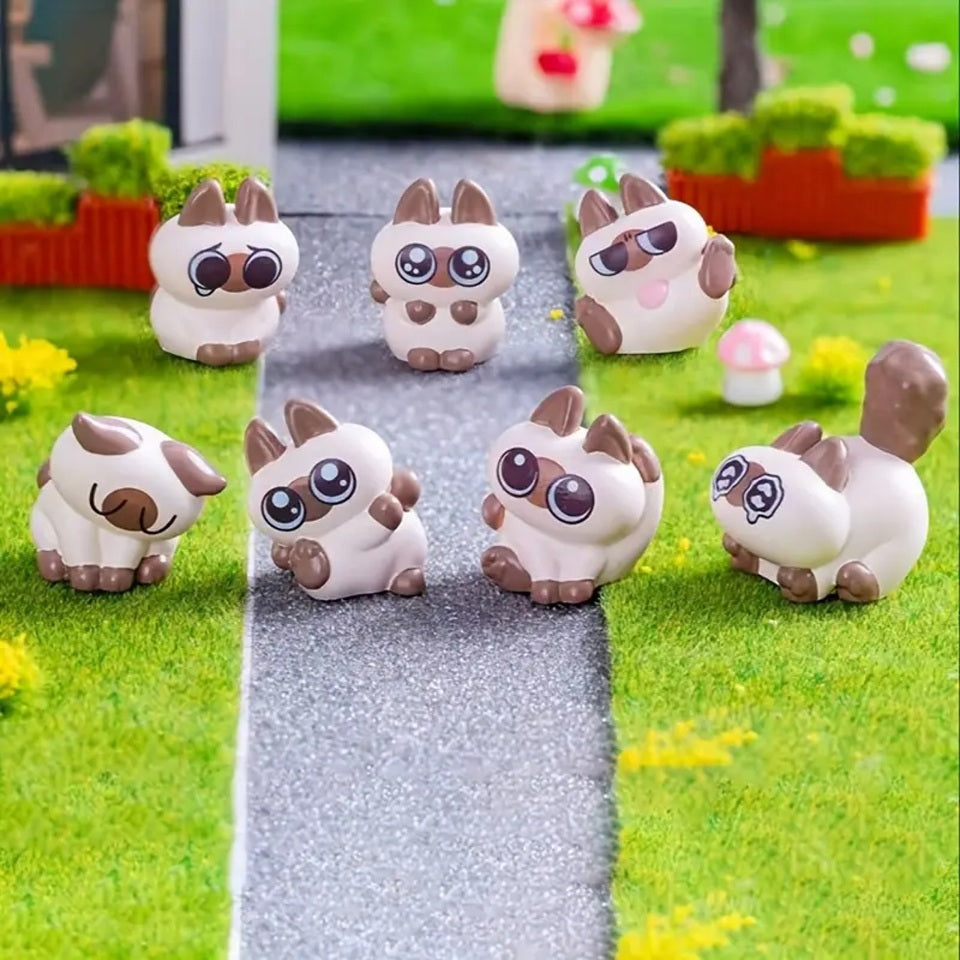 des petites figurines en forme de chat siamois hyper mignon dans différentes poses et expressions. Des miniatures à collectionner !