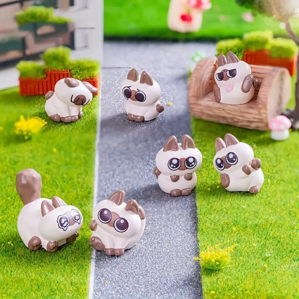 des petites figurines en forme de chat siamois hyper mignon dans différentes poses et expressions. Des miniatures à collectionner !
