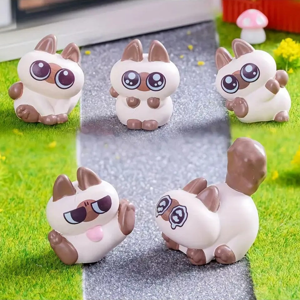 des petites figurines en forme de chat siamois hyper mignon dans différentes poses et expressions. Des miniatures à collectionner !