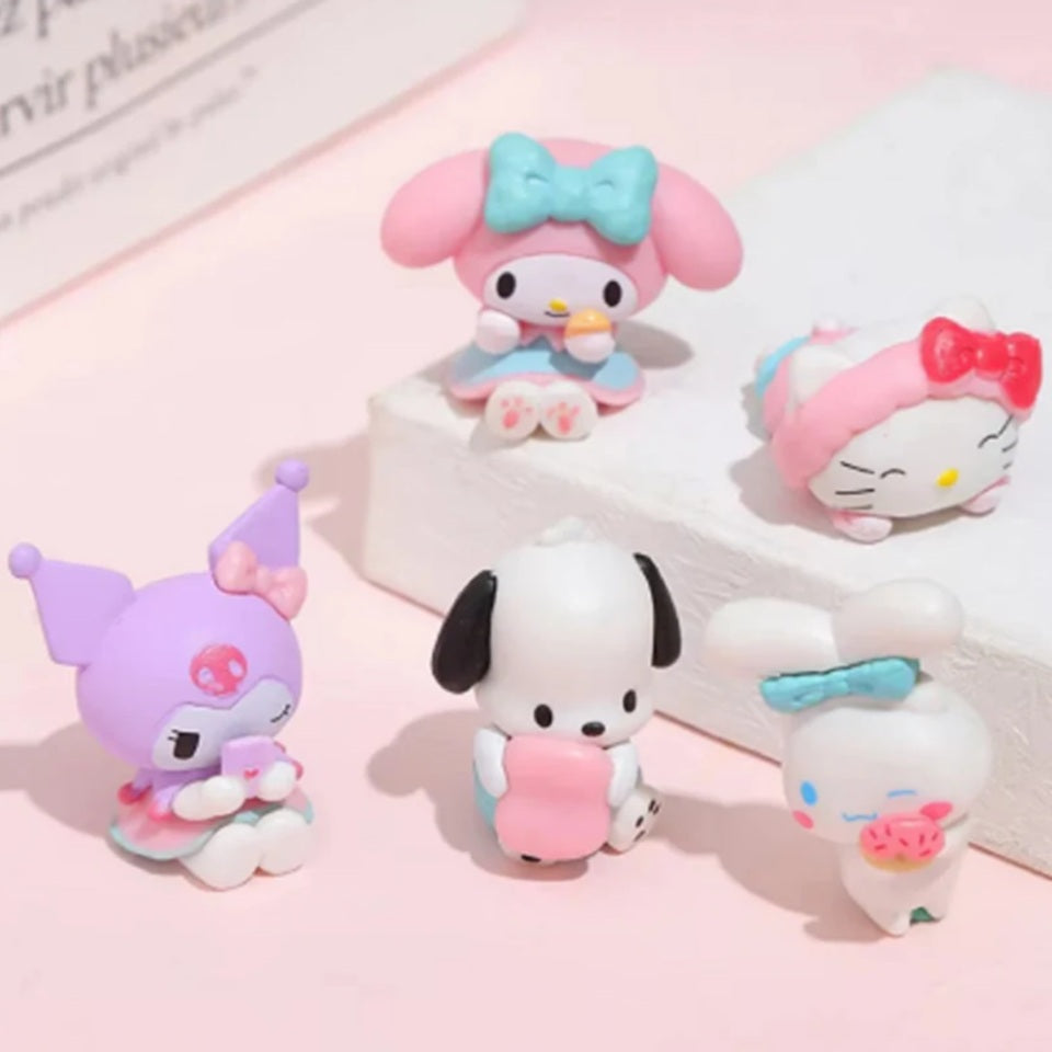 des figurines des personnages de Sanrio : Kuromi, Cinnamoroll, My Melody, Hello Kitty et Pochacco. Mini format mais maxi effet en décoration