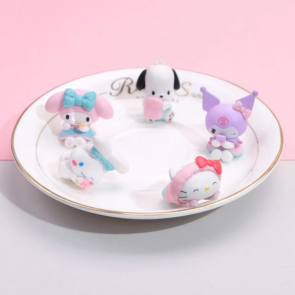des figurines des personnages de Sanrio : Kuromi, Cinnamoroll, My Melody, Hello Kitty et Pochacco. Mini format mais maxi effet en décoration
