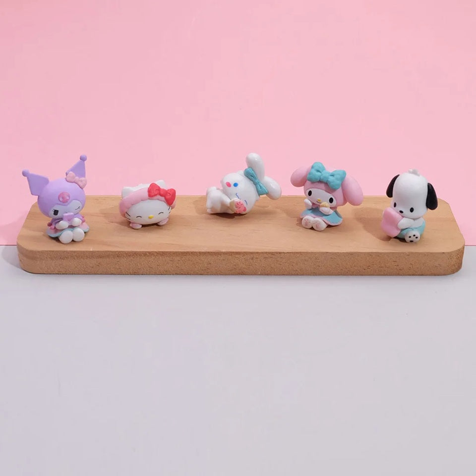 des figurines des personnages de Sanrio : Kuromi, Cinnamoroll, My Melody, Hello Kitty et Pochacco. Mini format mais maxi effet en décoration