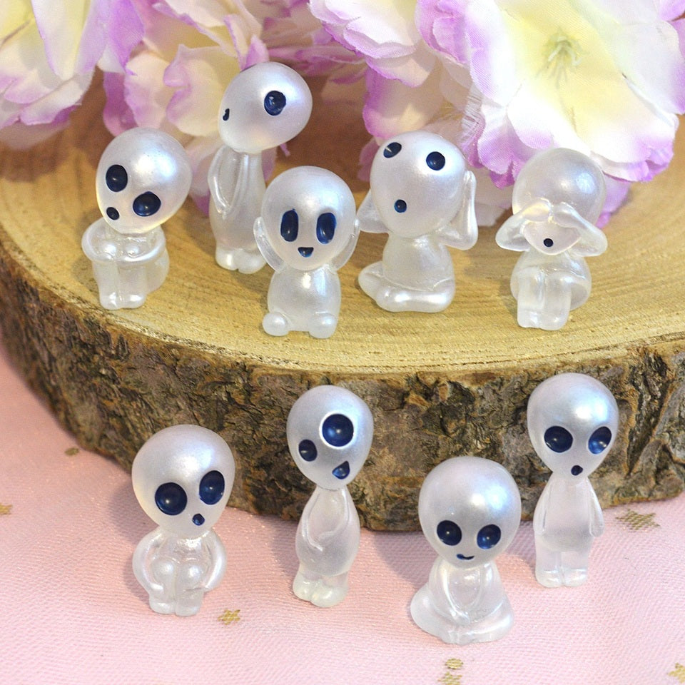 D'adorables figurines Kodama, ces petits esprits de la forêt tirés du film Princesse Mononoké. Ils sont phosphorescents et adorables avec leurs grands yeux bleus expressifs.