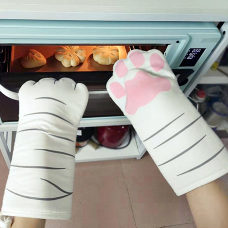un gant de cuisine en forme de patte de chat blanche et rose hyper mignonne. Utile pour la cuisine, il vous protège de la chaleur tout en apportant une touche mignonne.