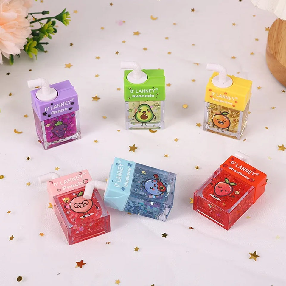 des gloss en forme de briquettes de jus de fruits. Design original et fun. Les gloss sentent les fruits et ont des paillettes pour apporter encore plus de brillance et de douceur.