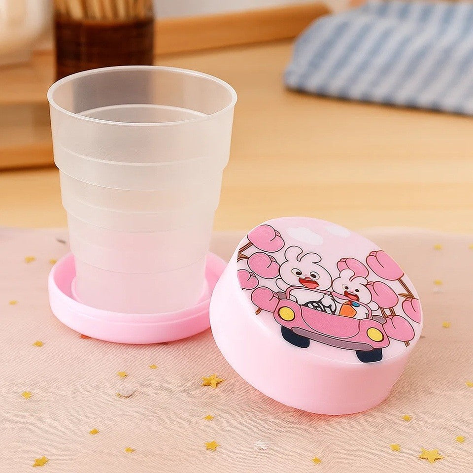 des gobelets en plastique rétractables au design ultra kawaii et trop mignon. pratiques pour boire à l'extérieur