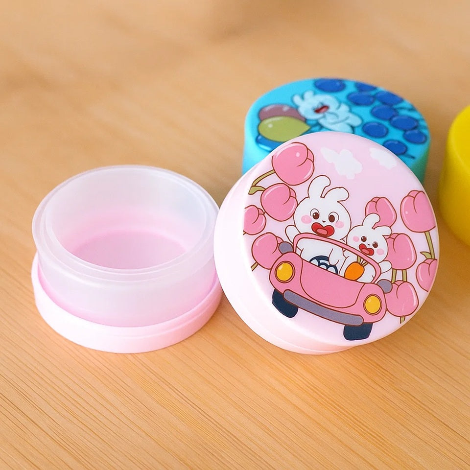 des gobelets en plastique rétractables au design ultra kawaii et trop mignon. pratiques pour boire à l'extérieur