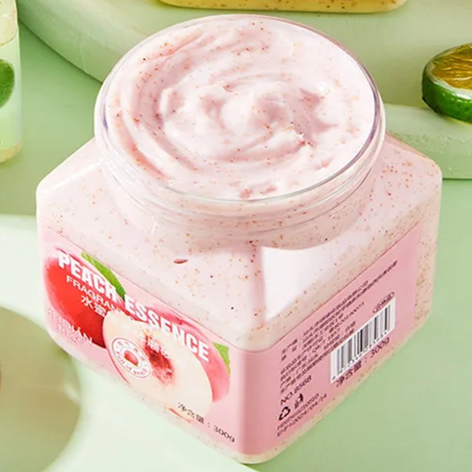 un gommage pour le corps à la pêche. Avec ses grains, il exfolie en douceur la peau tout en l'hydratant.