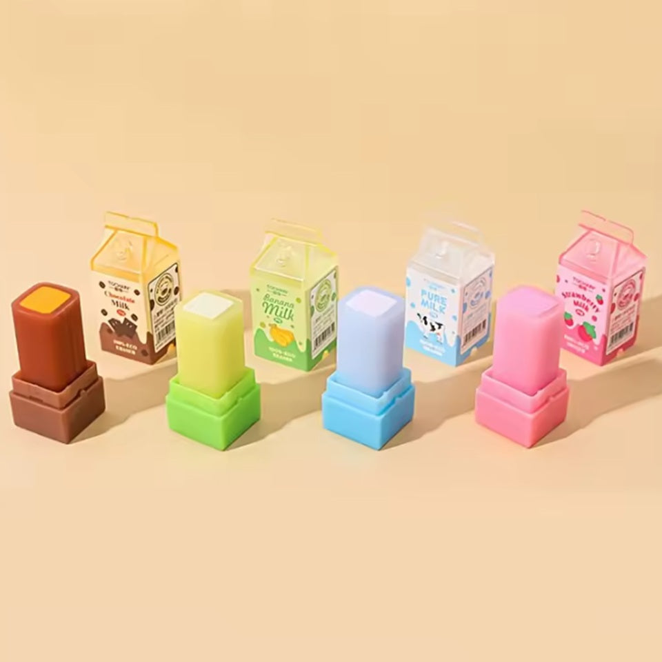 d'adorables gommes en forme de briquette de lait parfumé au chocolat, à la banane, à la fraise ou nature. Elles sont adorables, leur packaging est original et ludique, elles possèdent un étui en plastique.