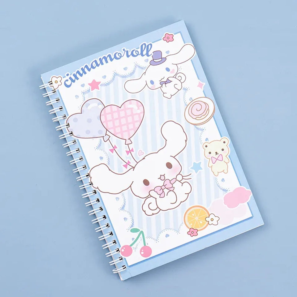 un grand carnet à spirales aux couleurs de l'adorable cinnamoroll. Dans les tons bleu pastel et blanc, il reprend le personnage Cinnamoroll dans une scène tendre et toute douce : il est suspendu à des ballons et entouré de fruits et de gourmandises. Touche colorée et adorable !