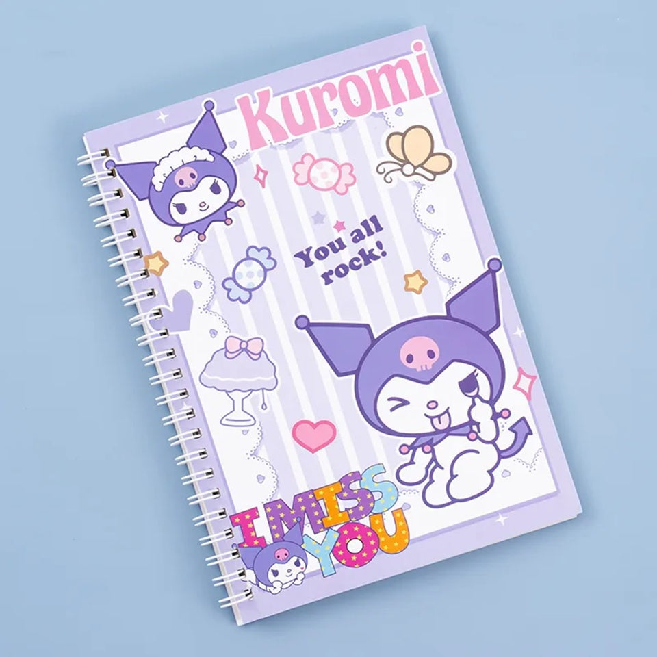 un grand carnet à spirales au coloris de kuromi, le personnage rebel de Sanrio. On la retrouve ici en train de faire une grimace et de tirer la langue. Touche fun, original et pleine de pep's !