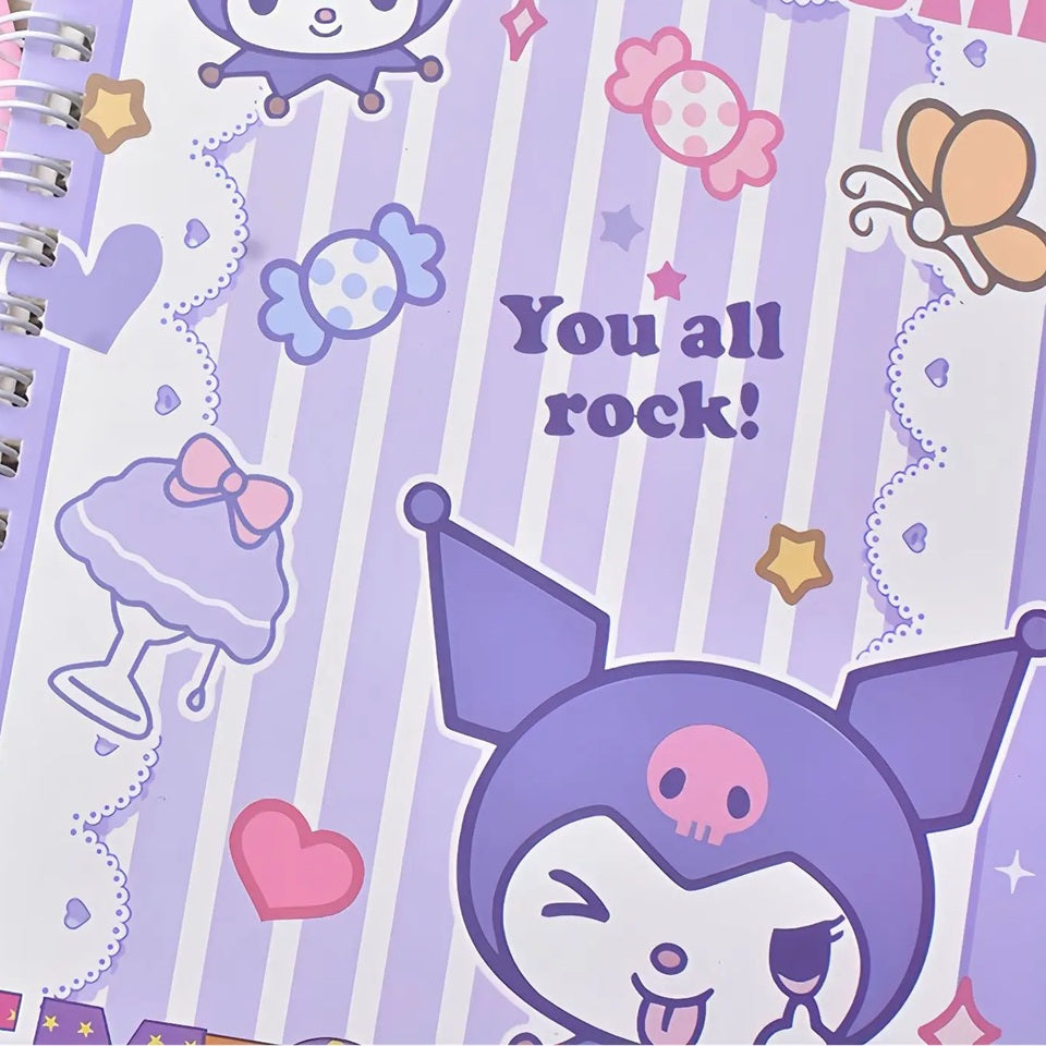 un grand carnet à spirales au coloris de kuromi, le personnage rebel de Sanrio. On la retrouve ici en train de faire une grimace et de tirer la langue. Touche fun, original et pleine de pep's !