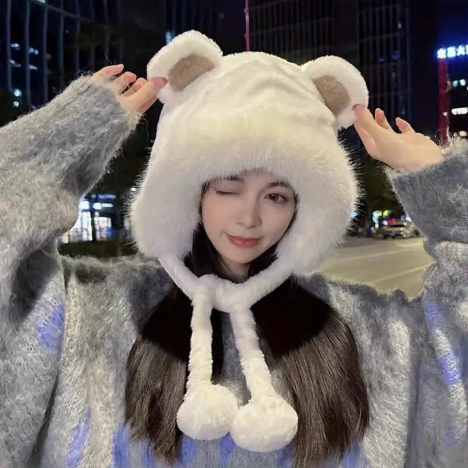 un bonnet tout fluffy et super doux doté d'oreilles d'ourson trop choupi et deux pompons