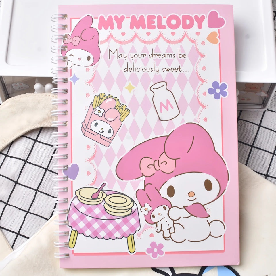 un grand carnet à spirales dans les coloris roses représentant My Melody, le lapin mignon de Sanrio. Avec son caractère doux et adorable, elle met de la couleur et de la douceur dans votre quotidien.