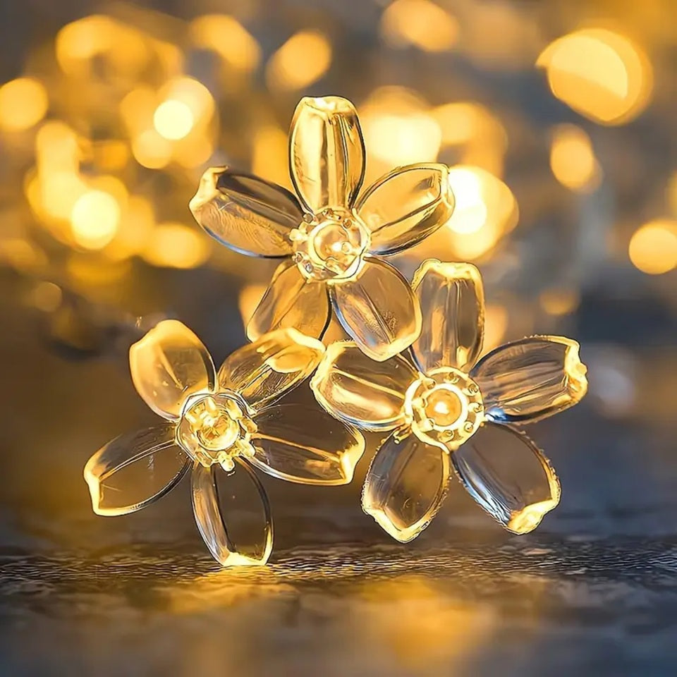 une guirlande LED en forme de fleurs de sakura toutes mignonnes. Elle diffuse une lumière jaune chaude et chaleureuse. Idéale pour créer une ambiance cocooning
