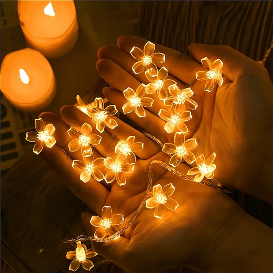 une guirlande LED en forme de fleurs de sakura toutes mignonnes. Elle diffuse une lumière jaune chaude et chaleureuse. Idéale pour créer une ambiance cocooning