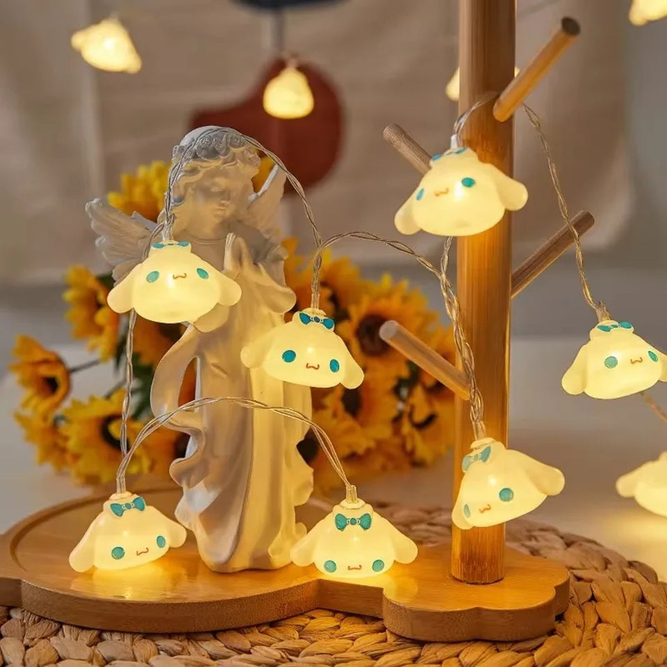 une guirlande LED en forme de cinnamoroll. Elle est toute mignonne et diffuse une lumière jaune douce et chaleureuse.