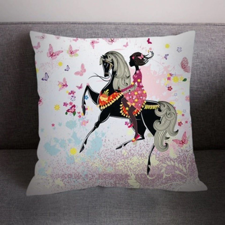 une housse de coussin au motif d'une cavalière habillée en fleurs sur un cheval noir. Autour d'eux papillonnent pleins de papillons colorés