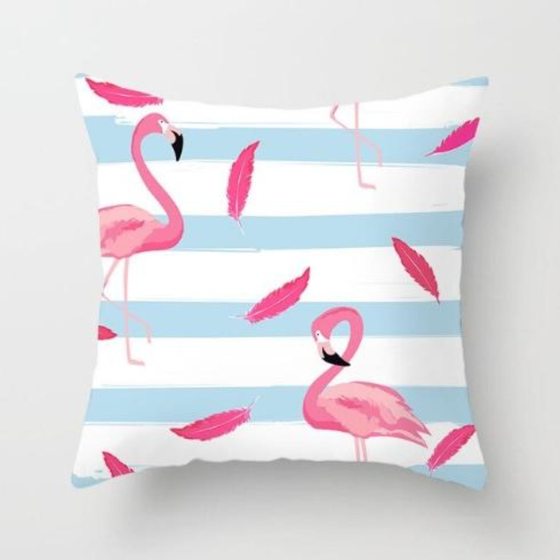 une housse de coussin au motif exotique de flamands roses sur des lignes bleues.