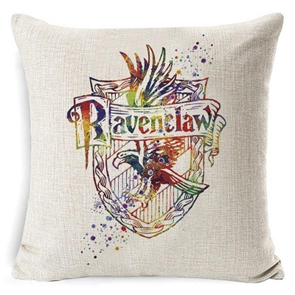 une housse de coussin en lin inspiré du blason de la maison Serdaigle de la saga Harry Potter. Revisité dans une version multicolore, elle lui rend hommage.