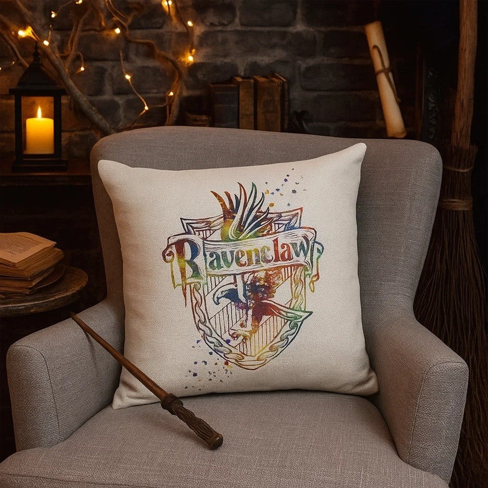 une housse de coussin en lin inspiré du blason de la maison Serdaigle de la saga Harry Potter. Revisité dans une version multicolore, elle lui rend hommage.