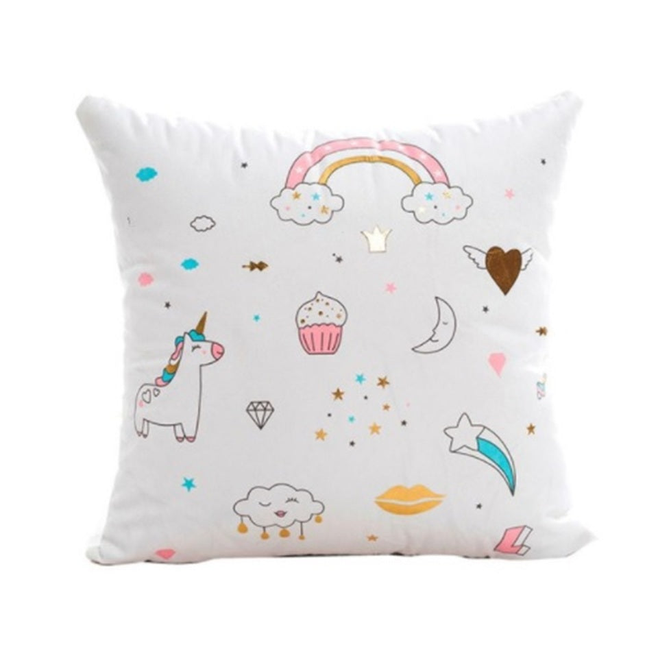 une housse de coussin au motifs magiques de licorne, d'arc-en-ciel et de divers symboles magiques.