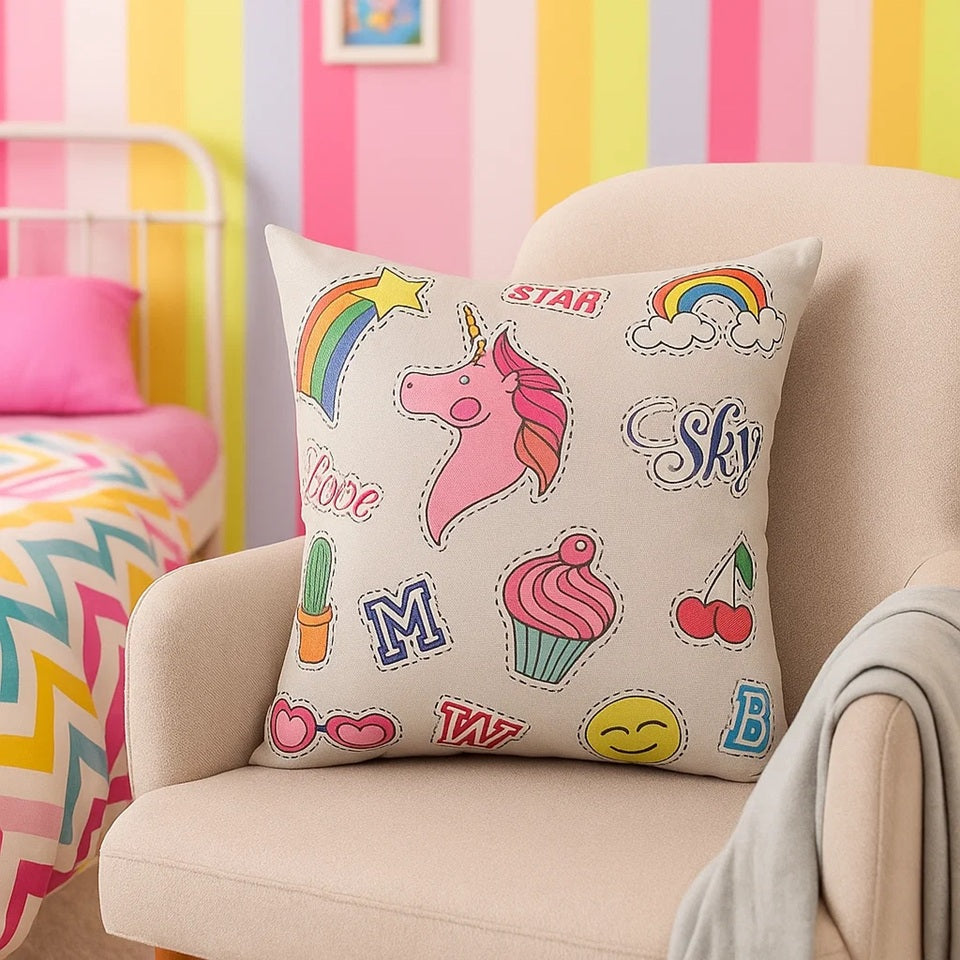 une housse de coussin au motifs rigolos, fun et amusants de licorne, d'arc-en-ciel, de cupcakes etc..