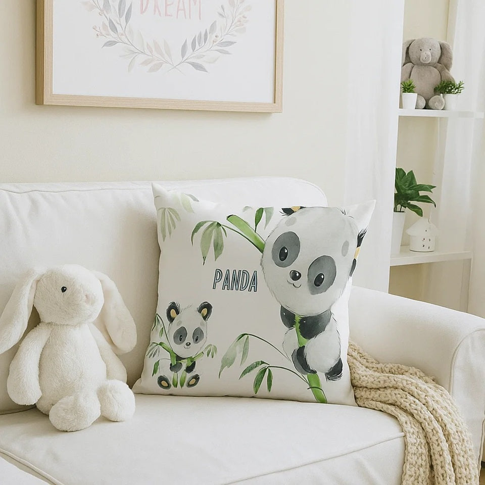 une housse de coussin au motif de pandas accroché au bambou. design ultra mignon et douceur du tissu