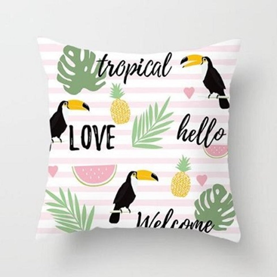 une housse de coussin coloré au motif d'exotique, de fruits exotiques et de toucan. Très mignonne, elle ajoute de la couleur à une pièce