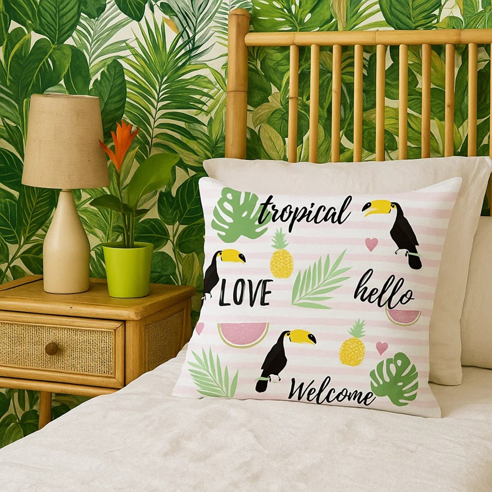 une housse de coussin coloré au motif d'exotique, de fruits exotiques et de toucan. Très mignonne, elle ajoute de la couleur à une pièce