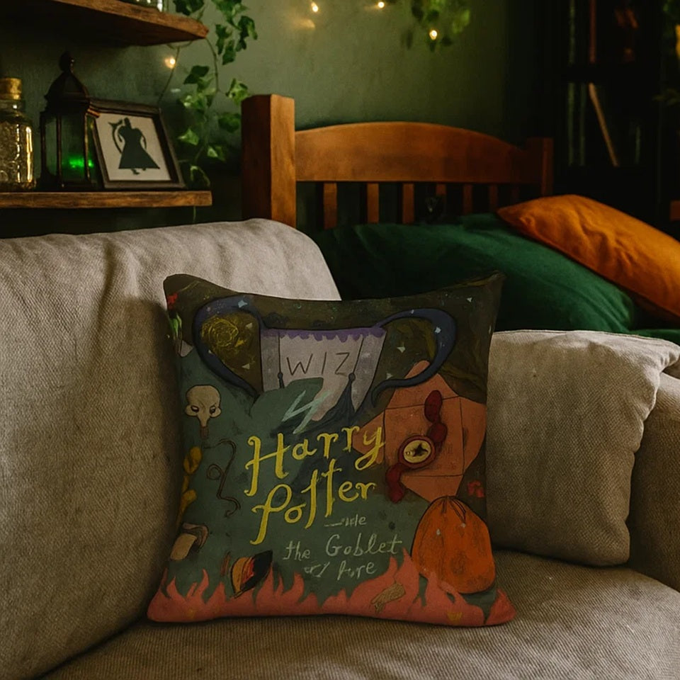 une housse de coussin en polyester inspiré de harry potter et du volet la coupe de feu. On y retrouve des détails iconiques de cet épisode fantastique.