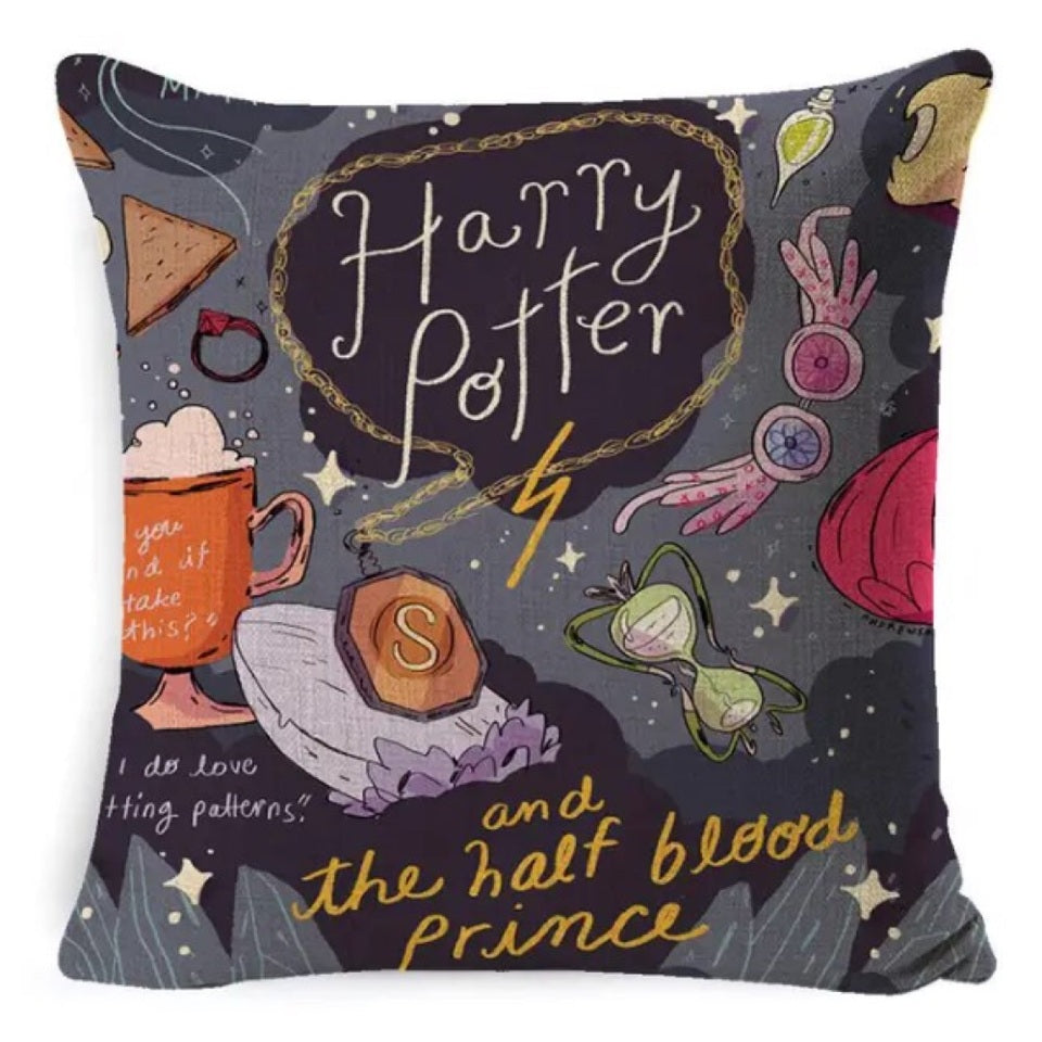 une superbe housse de coussin sur le thème de Harry Potter et le prince de sang mêlé. Détails et symboles iconiques de ce volet.