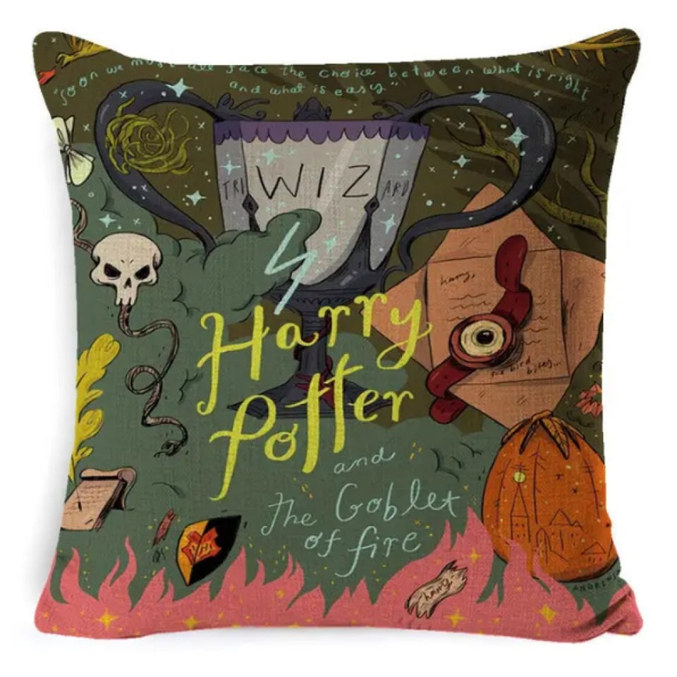 une housse de coussin en polyester inspiré de harry potter et du volet la coupe de feu. On y retrouve des détails iconiques de cet épisode fantastique.