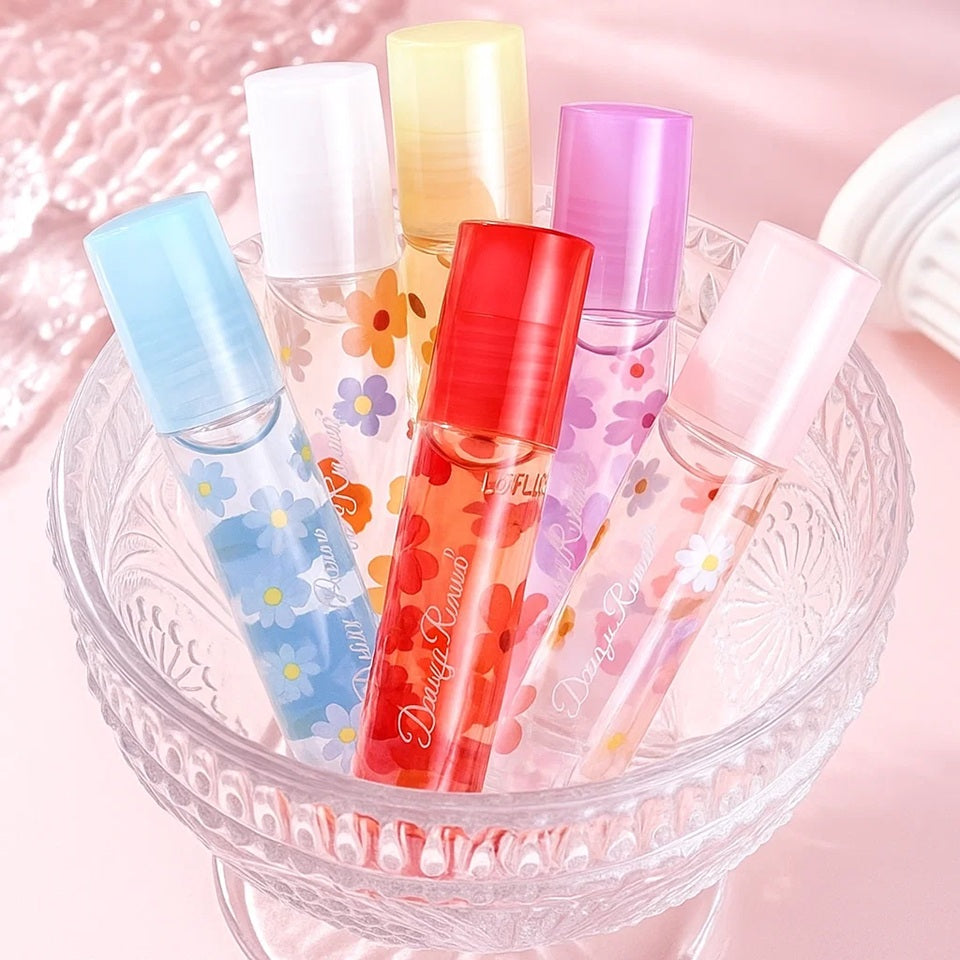 des huiles pour les lèvres aux doux doux parfums de fleurs. Les tubes sont colorés et en verre avec un design de fleurs.