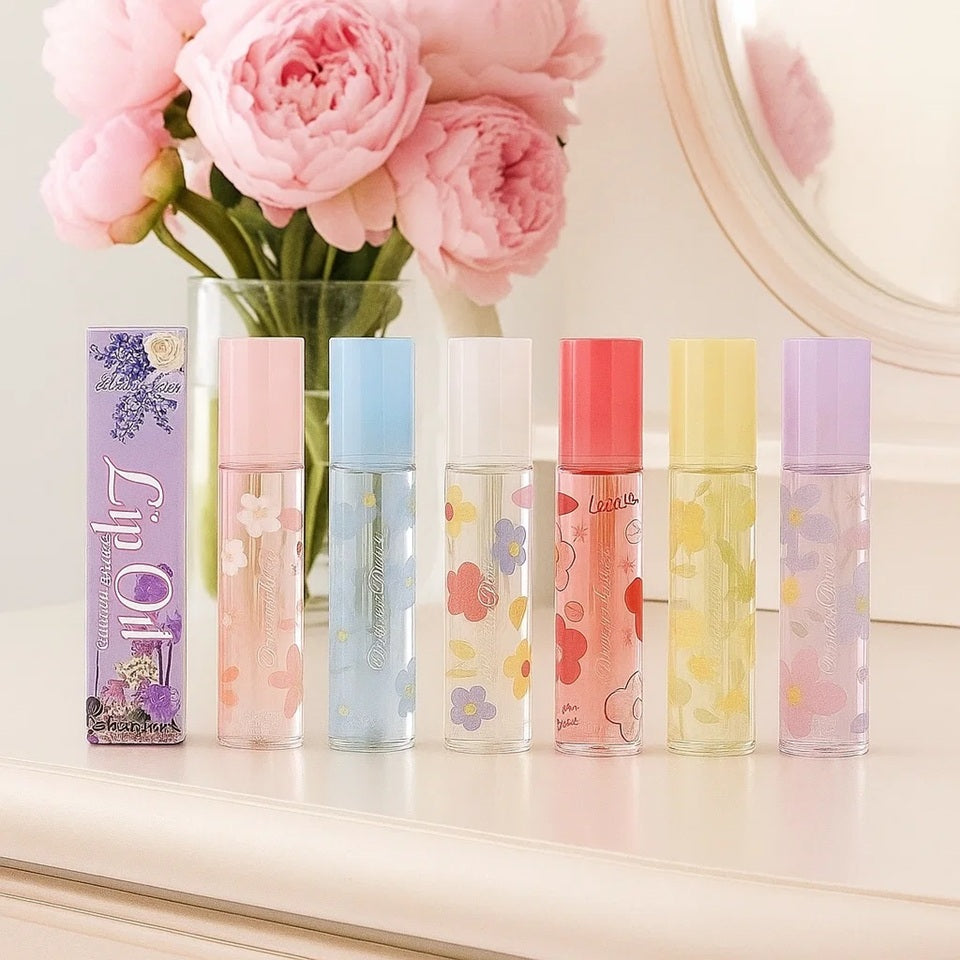 des huiles pour les lèvres aux doux doux parfums de fleurs. Les tubes sont colorés et en verre avec un design de fleurs.