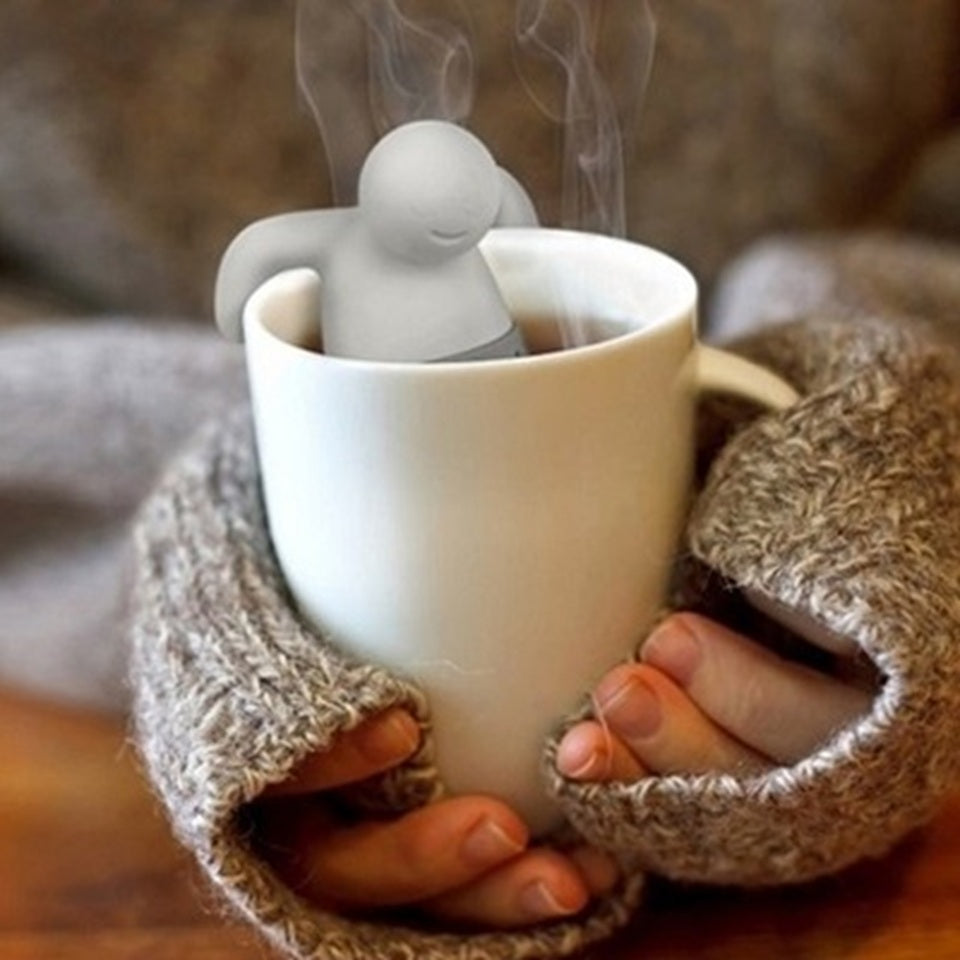un infuseur en forme de bonhomme qui a l'air de se détendre en prenant son bain. Idéal pour faire infuser le thé ou la tisane. Il a une expression amusante et mignonne