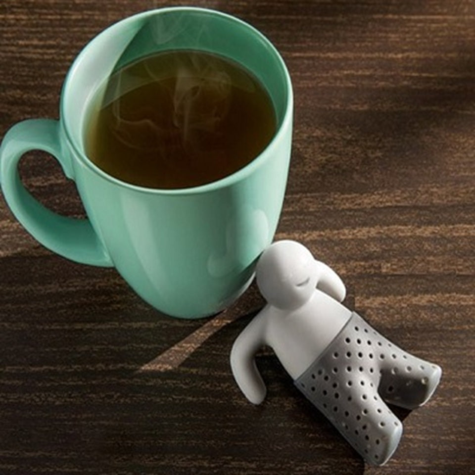un infuseur en forme de bonhomme qui a l'air de se détendre en prenant son bain. Idéal pour faire infuser le thé ou la tisane. Il a une expression amusante et mignonne