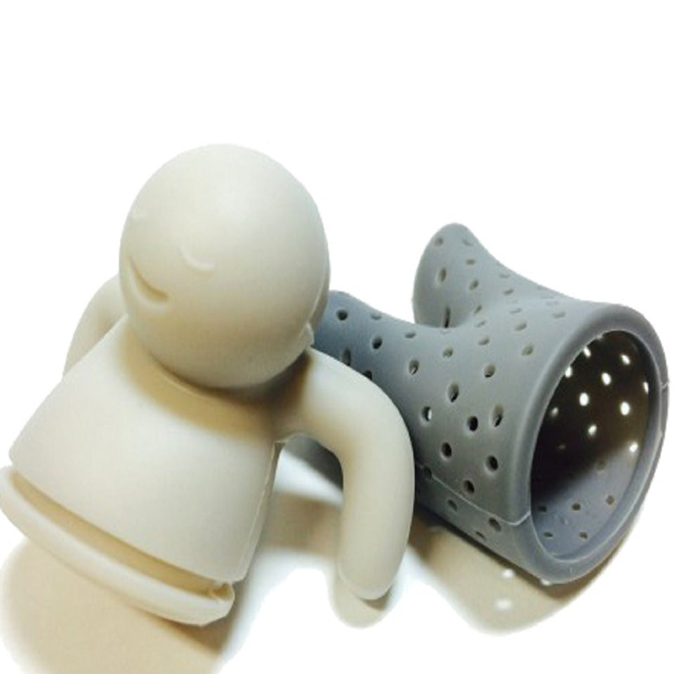 un infuseur en forme de bonhomme qui a l'air de se détendre en prenant son bain. Idéal pour faire infuser le thé ou la tisane. Il a une expression amusante et mignonne