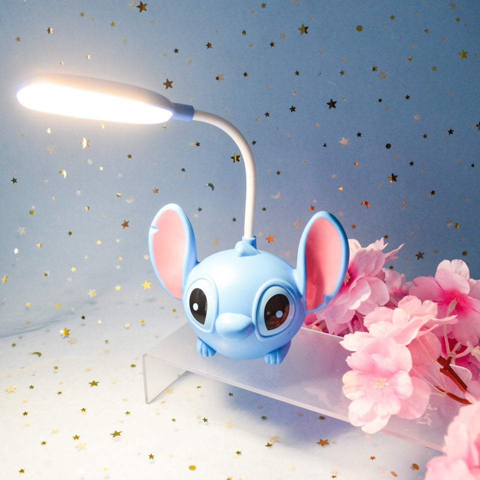 une lampe de bureau en forme de Stitch. Hyper mignonne, elle éclaire parfaitement votre bureau pour travailler confortablement. Elément de décoration incontournable