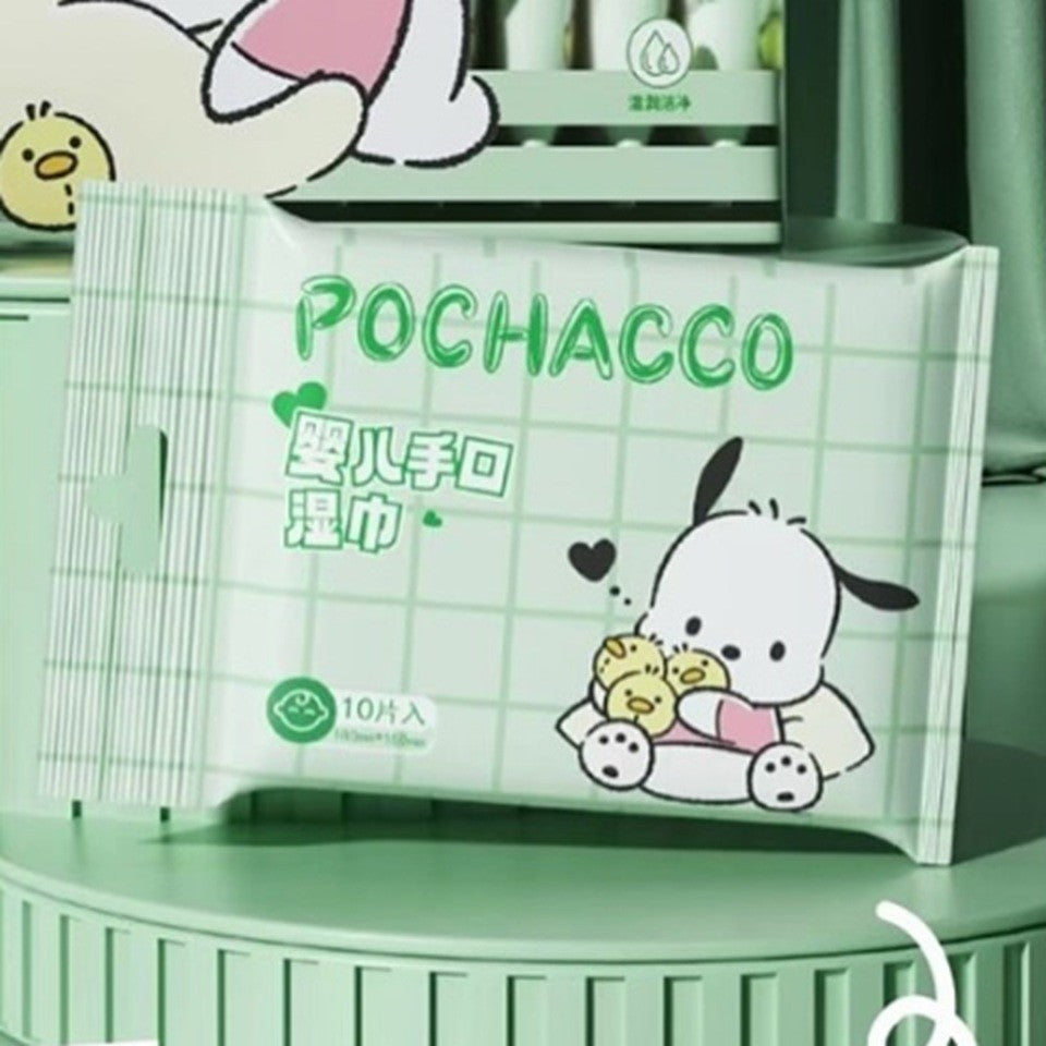 un paquet de 10 lingettes multi usages à l'effigie de Pochacoo. Sans alcool, elles sont adaptés aux enfants et pour nettoyer diverses surfaces.