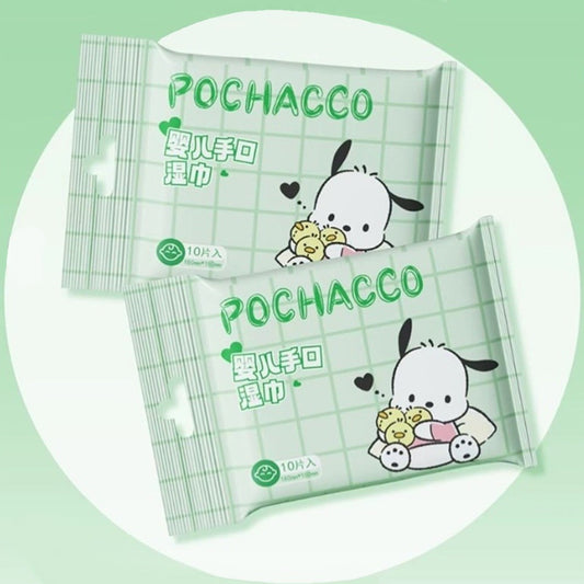 un paquet de 10 lingettes multi usages à l'effigie de Pochacoo. Sans alcool, elles sont adaptés aux enfants et pour nettoyer diverses surfaces.