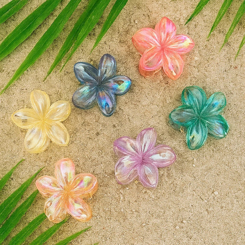 de jolies pinces à cheveux en forme de fleurs colorées. Elles habillent avec élégance et mignonnerie n'importe quelle coiffure. Look printanier et romantique garanti.