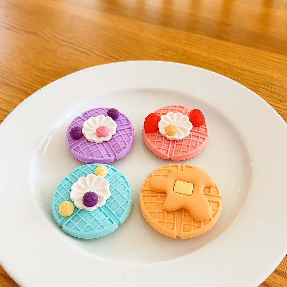 un lot de 4 gommes en forme de gaufres colorées et gourmandes à souhait avec leurs décorations chantilly délicieuses