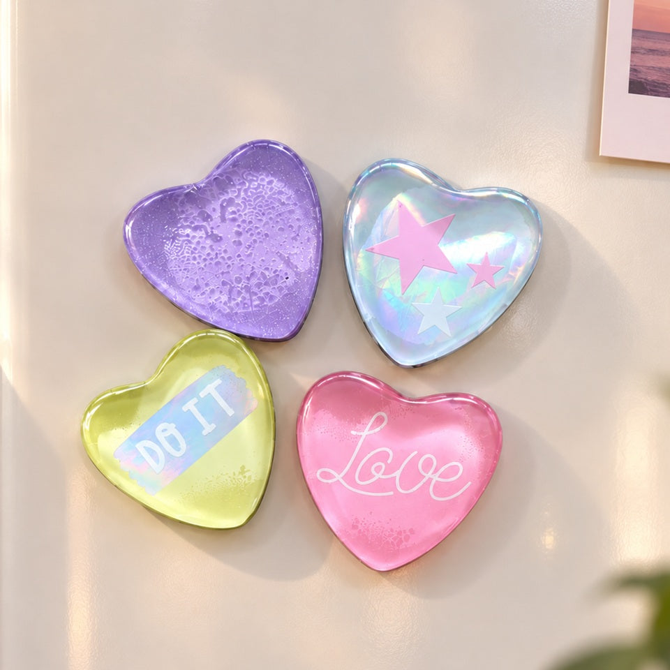 Quatre magnets kawaii en forme de cœur, aux couleurs pastel rose, violet et jaune, avec motifs étoiles, paillettes et inscriptions « Love » et « DO IT ». Adorables aimants décoratifs pour réfrigérateur ou tableau magnétique, parfaits pour afficher photos et petits mots doux.